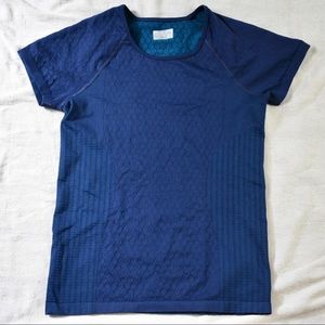 💜 Athleta Stretchy Blue Patterned Athletic Top